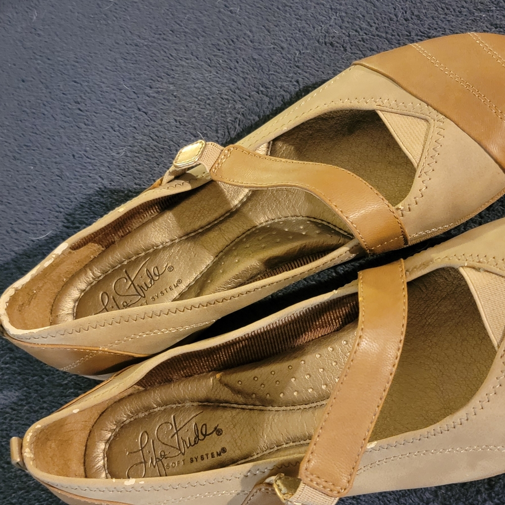 Life Stride Women's Beige and Brown Flats